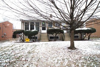 Building Photo - 417 W Stone Ave