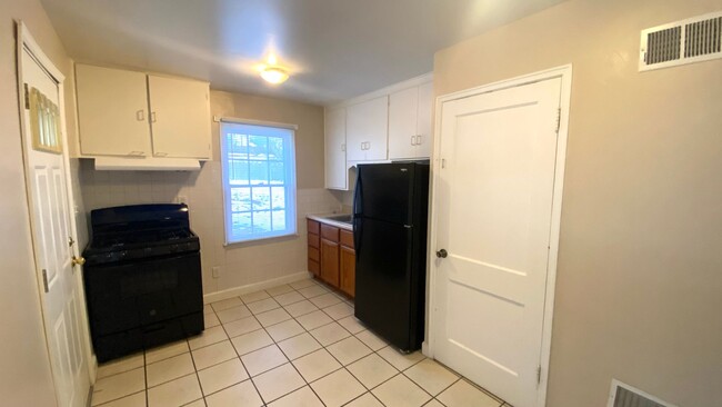 Building Photo - 2 Bedroom, 1 Bath Home w/Garage Available ...