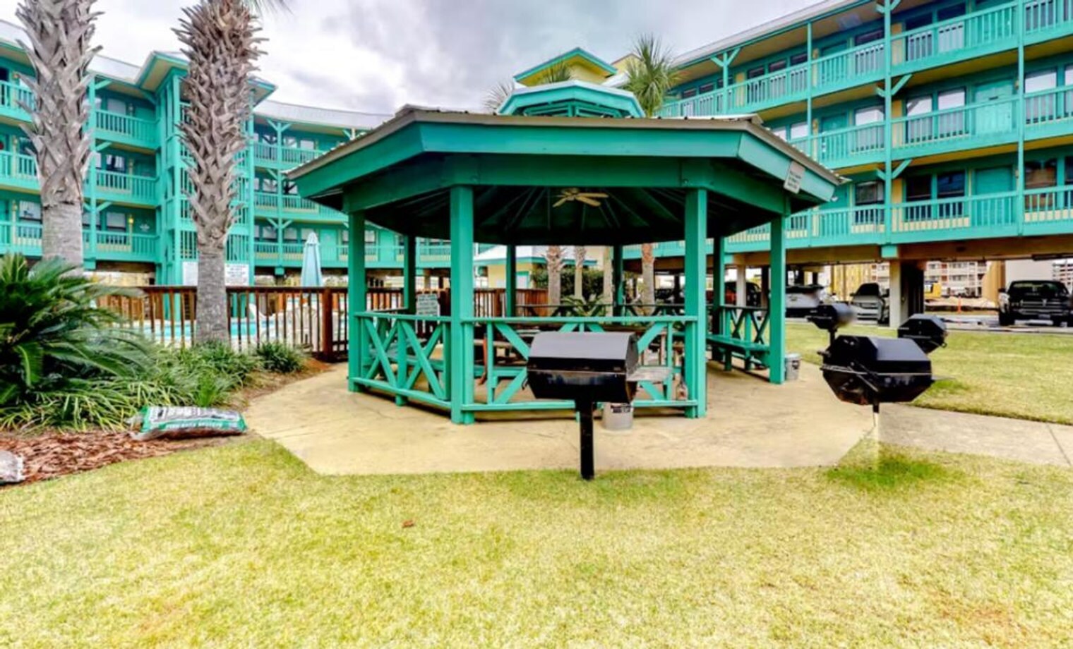 Building Photo - 952 W Beach Blvd