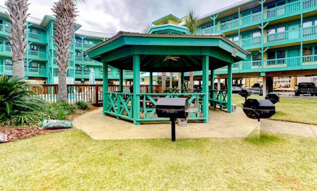 Building Photo - 952 W Beach Blvd