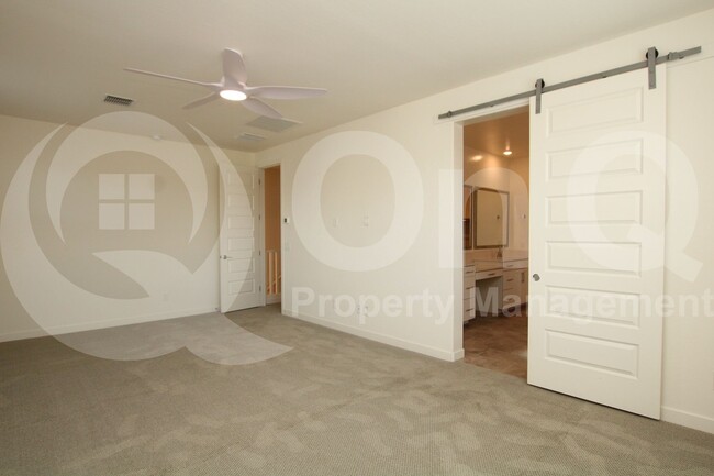 Building Photo - 943 E Danbury Dr
