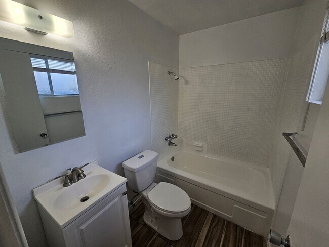 Building Photo - 1 Bedroom 1 Bath Triplex Unit in Los Molinos!