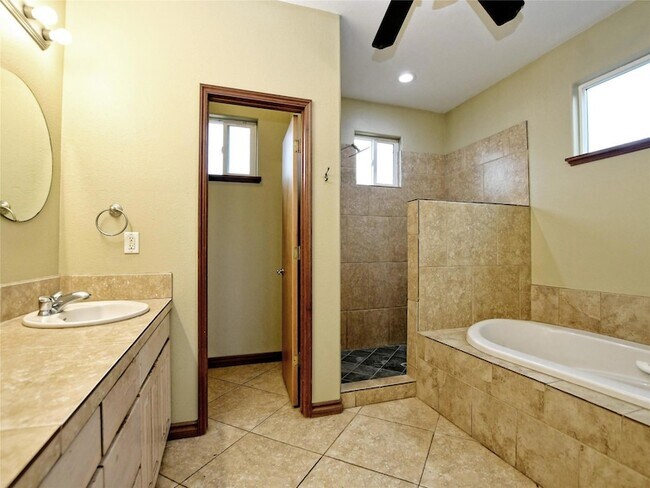 Building Photo - 605 Echo Dr