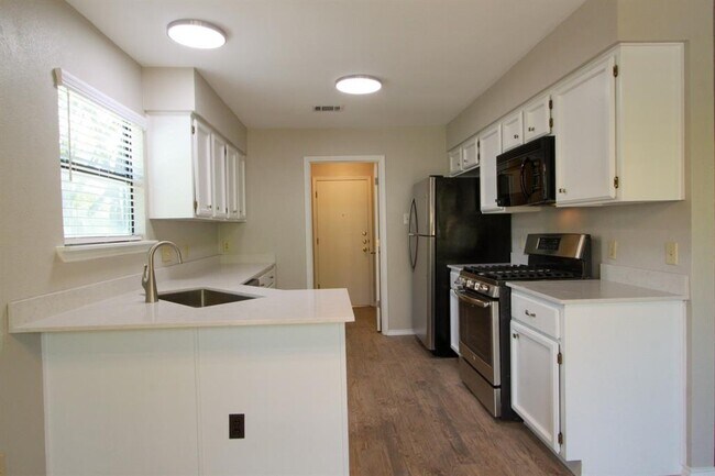 Building Photo - 605 Timber Trail