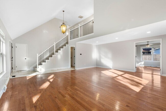 Building Photo - 3 Bedroom | 2.5 Bathroom | 2 Car Garage | Springfield MO | Fenced Back Yard | 2 Living Areas | Qu...