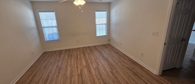 Building Photo - Prime Location Townhouse