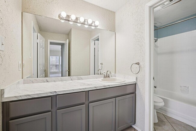 Building Photo - 807 W 25th St