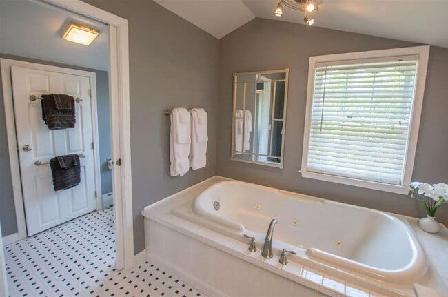 Building Photo - Spacious 4-Bedroom Home for Rent in Williston, VT