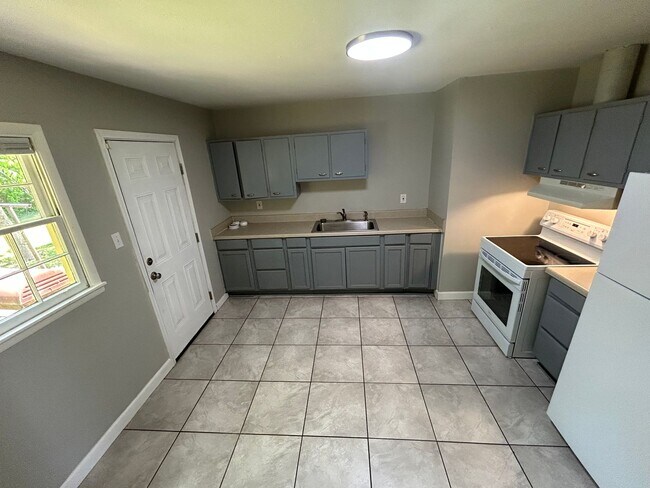 Building Photo - 3br 1Ba with move in special for July!
