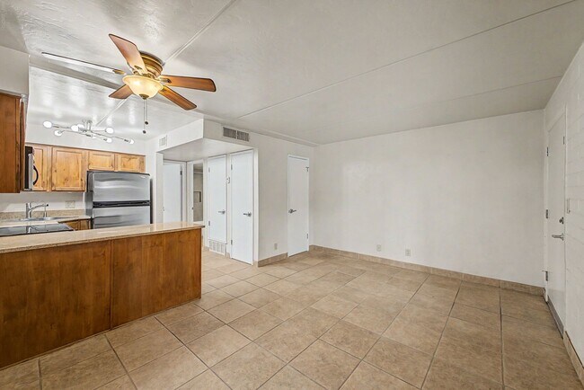 Building Photo - University/ Downtown- 1 bedroom first floor condo