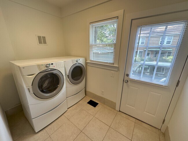 Building Photo - 605 Lamar Ave