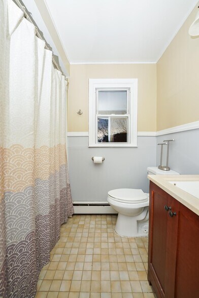 full bath - 142 Maple Ave