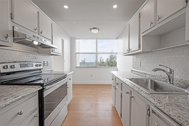 Building Photo - 1300 NE Miami Gardens Dr