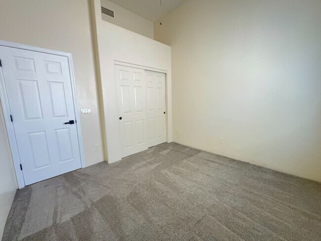 Building Photo - Available Now-3 bdrm/2 bath large open con...