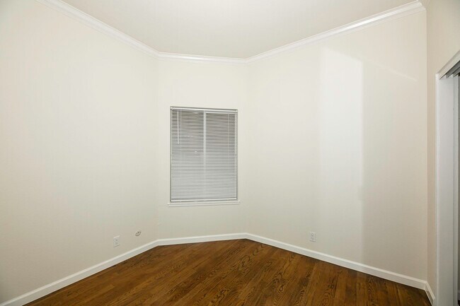 Building Photo - 977 Pine