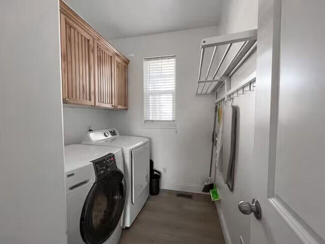 Building Photo - Fully Furnished 6 Bed, 3 Bath Home for Ren...