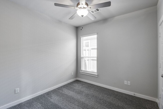 Building Photo - 736 Wheatfield Dr