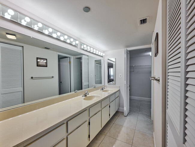 Building Photo - 3420 S Ocean Blvd