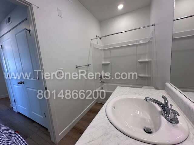 Building Photo - Move-in special:  First month's rent free!
