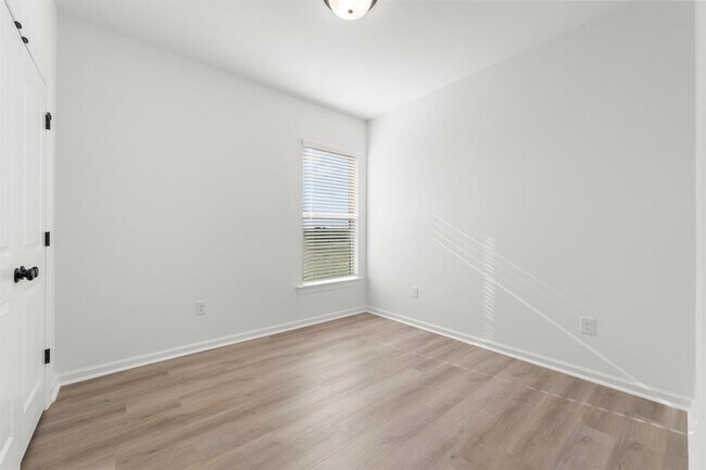 Building Photo - 40720 Mostyn Lake Dr