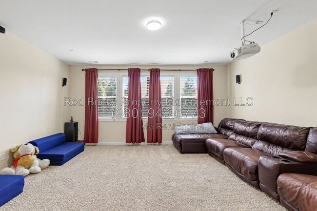 Building Photo - 747 Coralbell Way