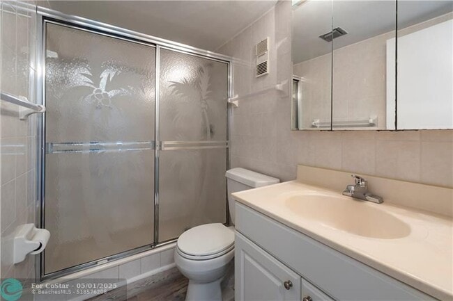 Building Photo - 250 Jacaranda Dr