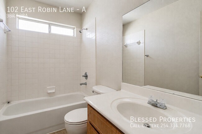 Building Photo - 102 E Robin Ln