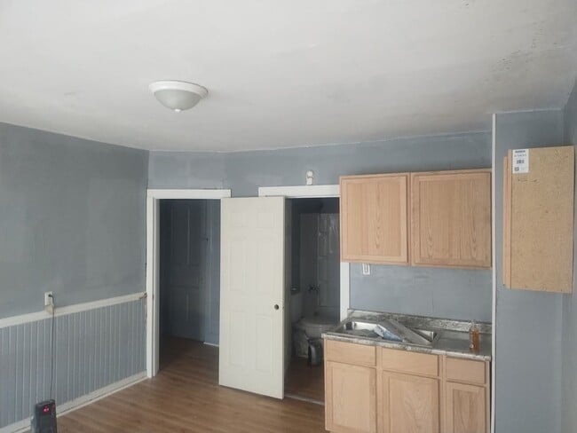 Building Photo - 2 Bedroom Upper
