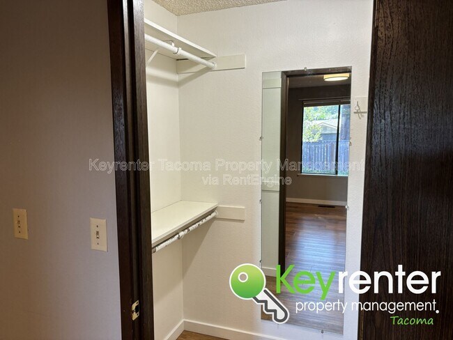 Building Photo - 2722 Cambridge Dr