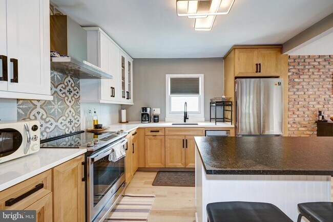 Building Photo - 325 Juniper Dr