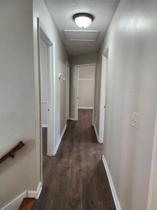 Building Photo - Spacious 4 bedroom 2 bath home in North HI...