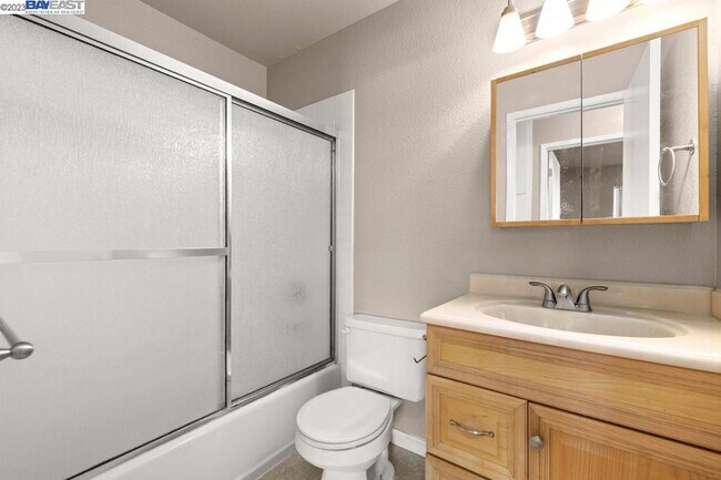 Building Photo - 9101 Newhall Dr