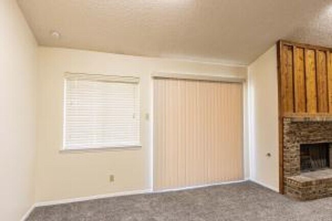 Building Photo - Cozy 3 Bedroom 2 Bath