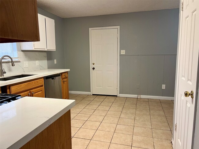 Building Photo - 10610 Sandy River Dr