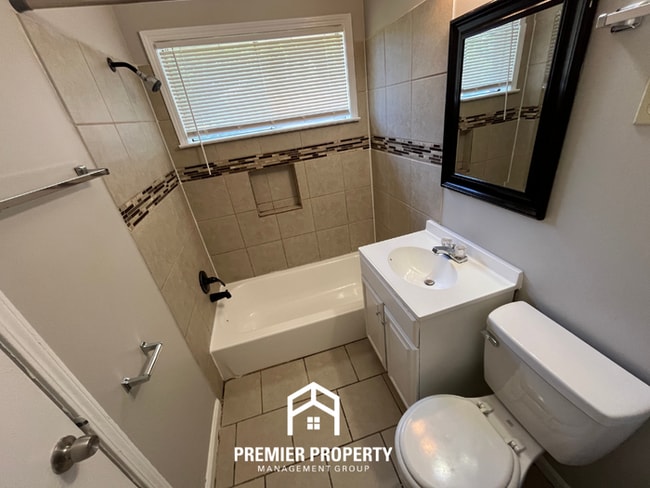Building Photo - Spacious 4BR/2BA Home in Whitehaven | Hardwood Floors & 2-Car Garage