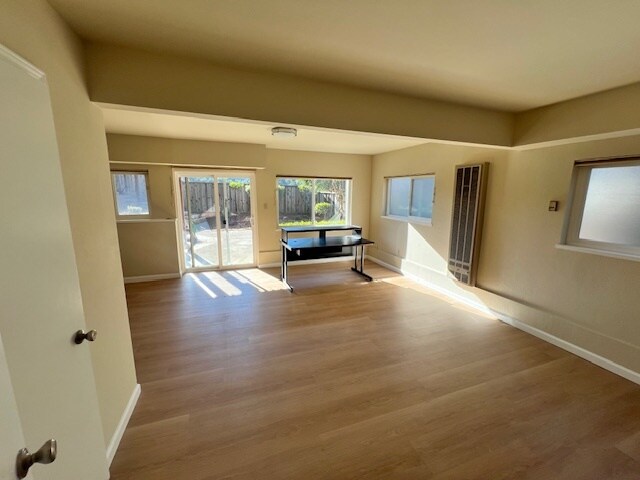 Building Photo - 880 Larkspur Dr