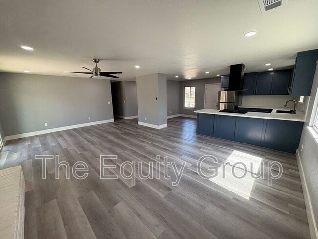 Building Photo - 609 S Acacia Dr