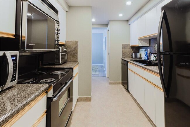 Building Photo - 632 Edgewater Dr