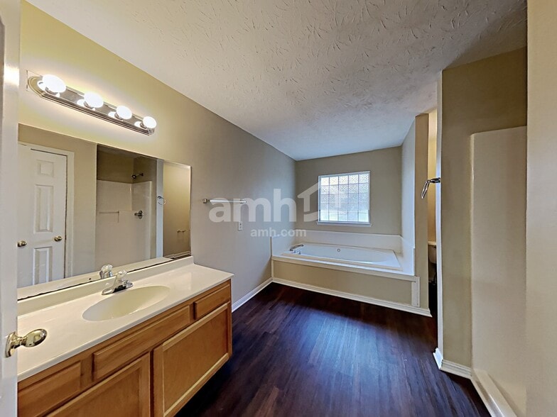 Building Photo - 7411 Meadowwood Way