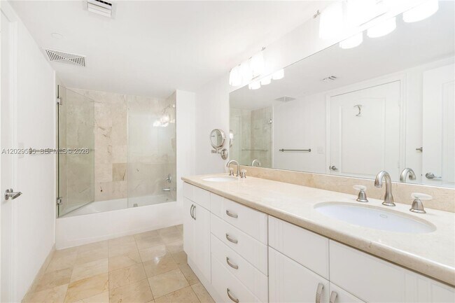 Building Photo - 2101 Brickell Ave