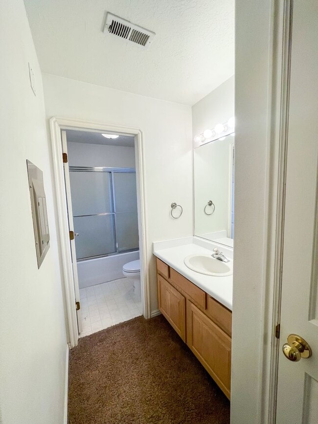 Building Photo - Charming 2 Bedroom Home in Prime Location Near Schools & Shopping