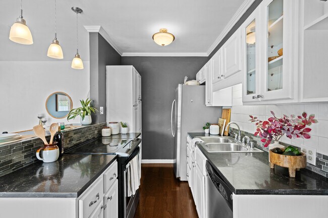 Kitchen - 697 Bay St