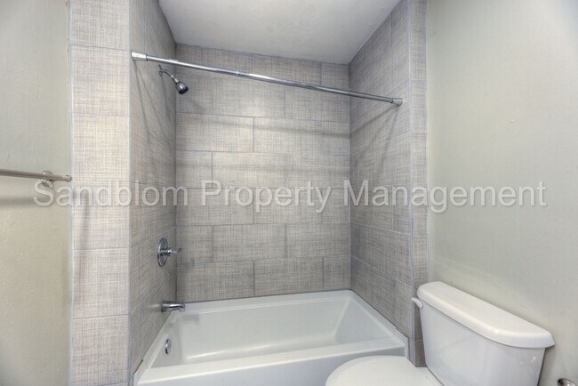 Building Photo - FOR LEASE | Tulsa | $1500 Rent | 3 Bed, 2 Bath Home