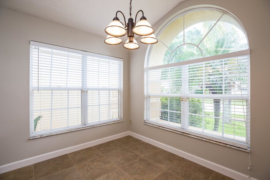 Building Photo - 338 Lakebreeze Cir
