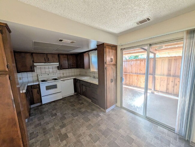 Building Photo - Charming 2-Bedroom Retreat in Visalia's Heart!