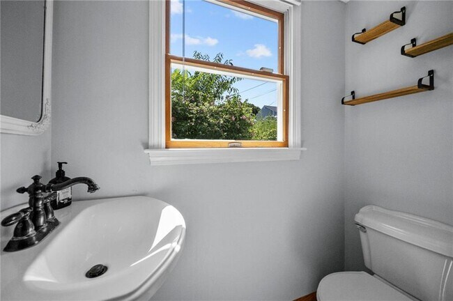 Building Photo - 98 Hobson Ave