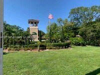 Building Photo - 204 Palm Cir E