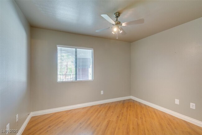 Building Photo - 950 Seven Hills Dr