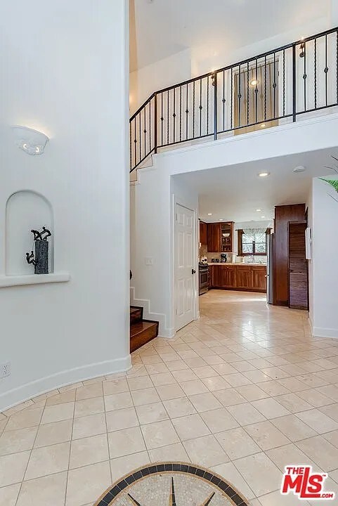 Building Photo - 835 N Sycamore Ave