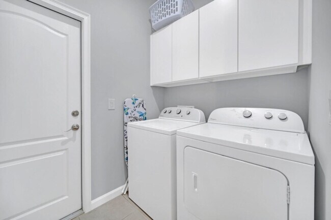 Building Photo - 4168 Oak Tree Dr
